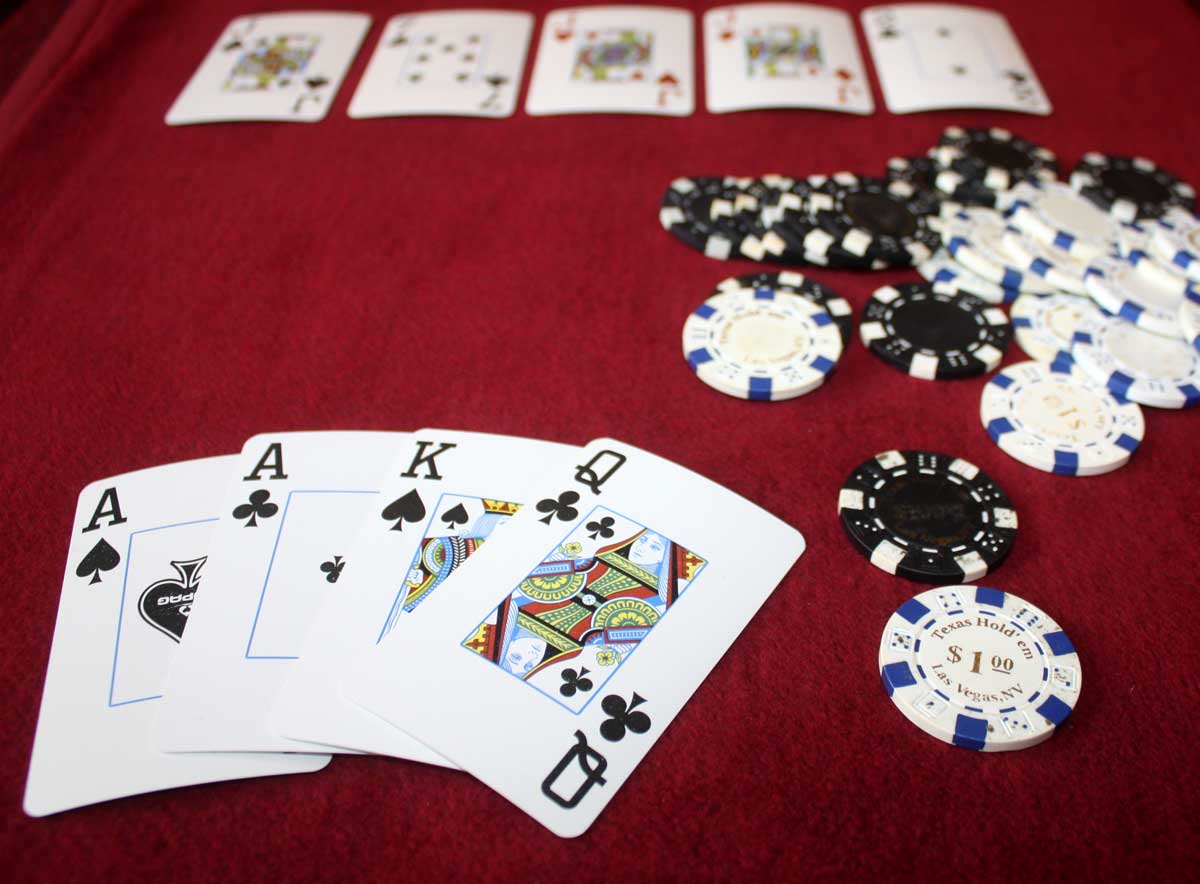 Cách Chơi Poker 4 Lá: Hướng Dẫn Từ A Đến Z Cho Người Mới image-1731645806178