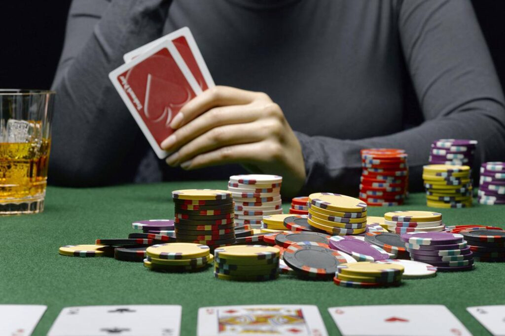 Cách Đọc Bài Đối Thủ Trong Poker: Bí Quyết Thành Công image-1731646468612
