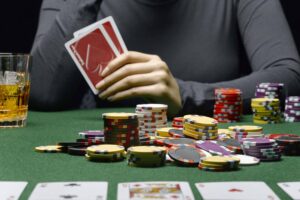Cách Đọc Bài Đối Thủ Trong Poker: Bí Quyết Thành Công image-1731646468612