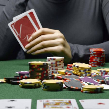 Cách Đọc Bài Đối Thủ Trong Poker: Bí Quyết Thành Công