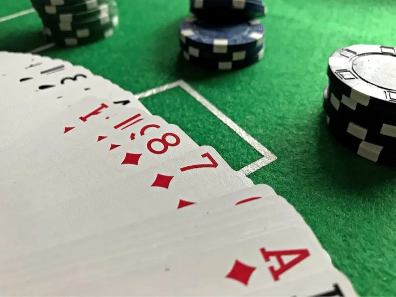 Học Cách Chia Bài Poker: Bí Quyết Trở Thành Cao Thủ Poker image-1731645464631